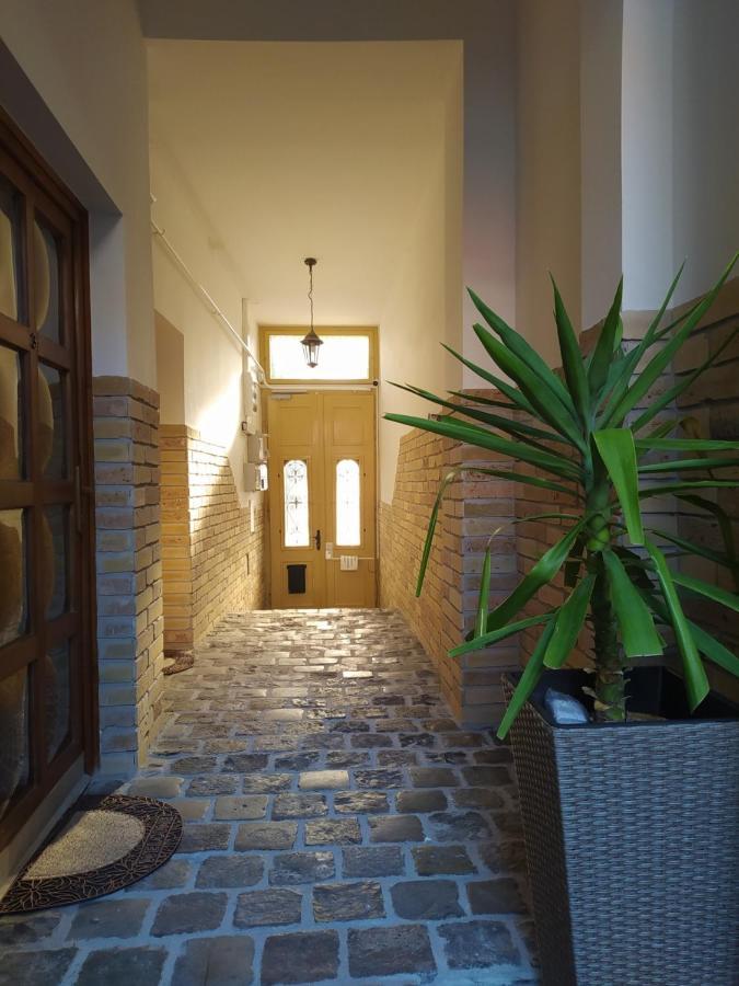 Hotel Indium City Panzió Eger Exterior foto
